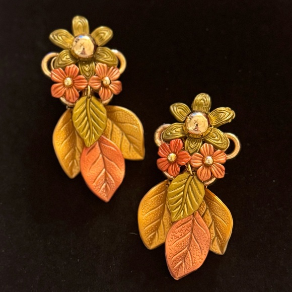 Vintage Jewelry - VTG Floral Leaf Drop Earrings